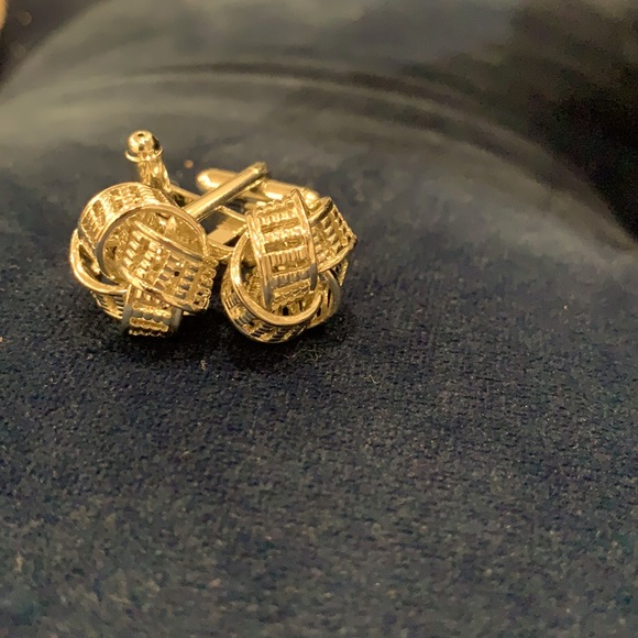 SILVER KNOTTED CUFF LINK - Picture 1 of 1